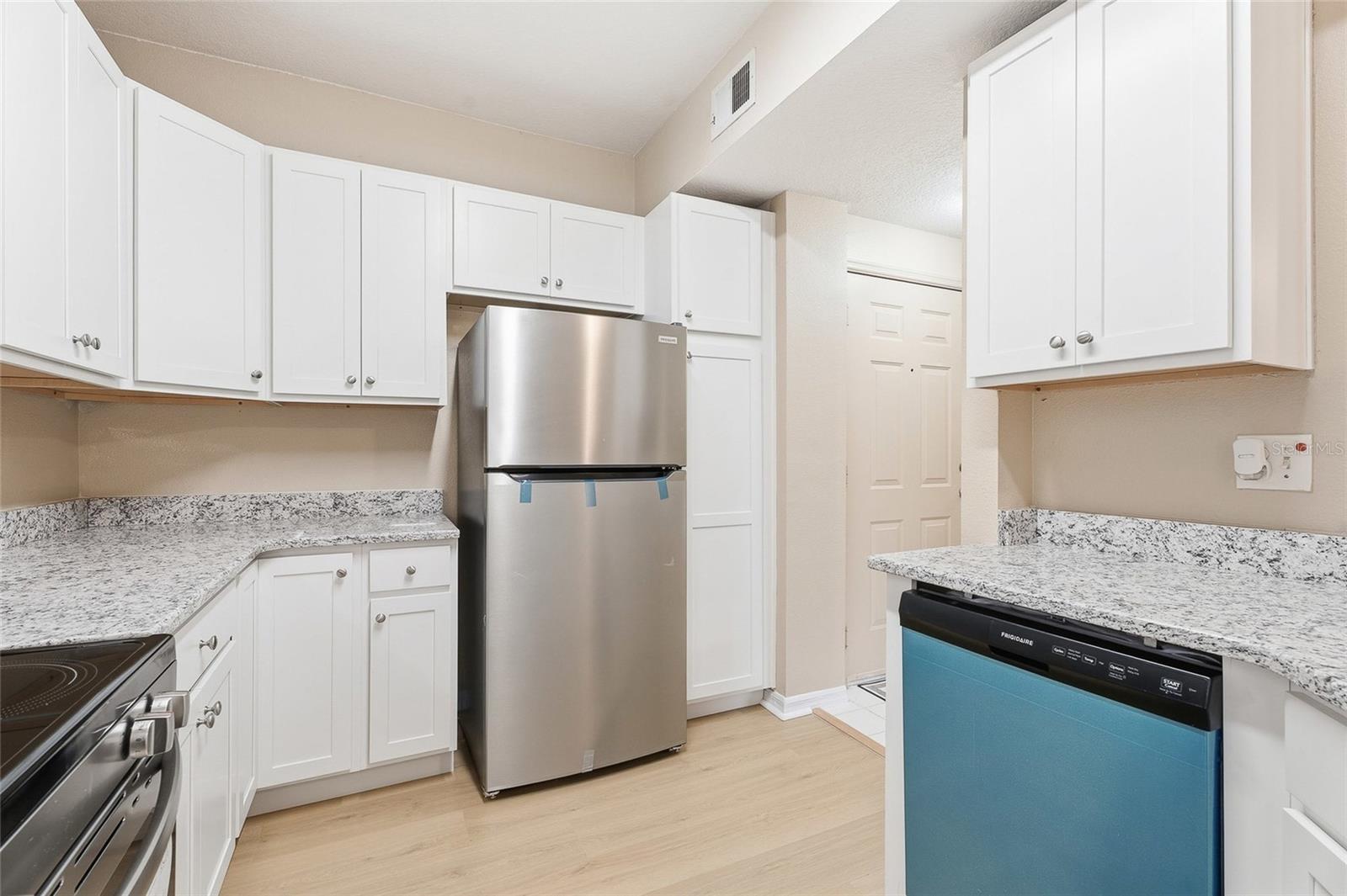 Image 5 of 33 For 5512 Metrowest Boulevard 201