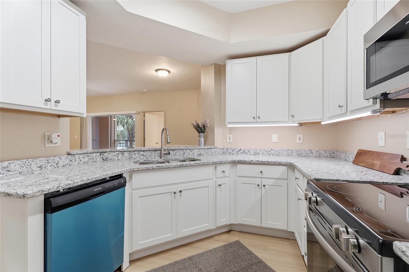 Image 6 of 33 For 5512 Metrowest Boulevard 201