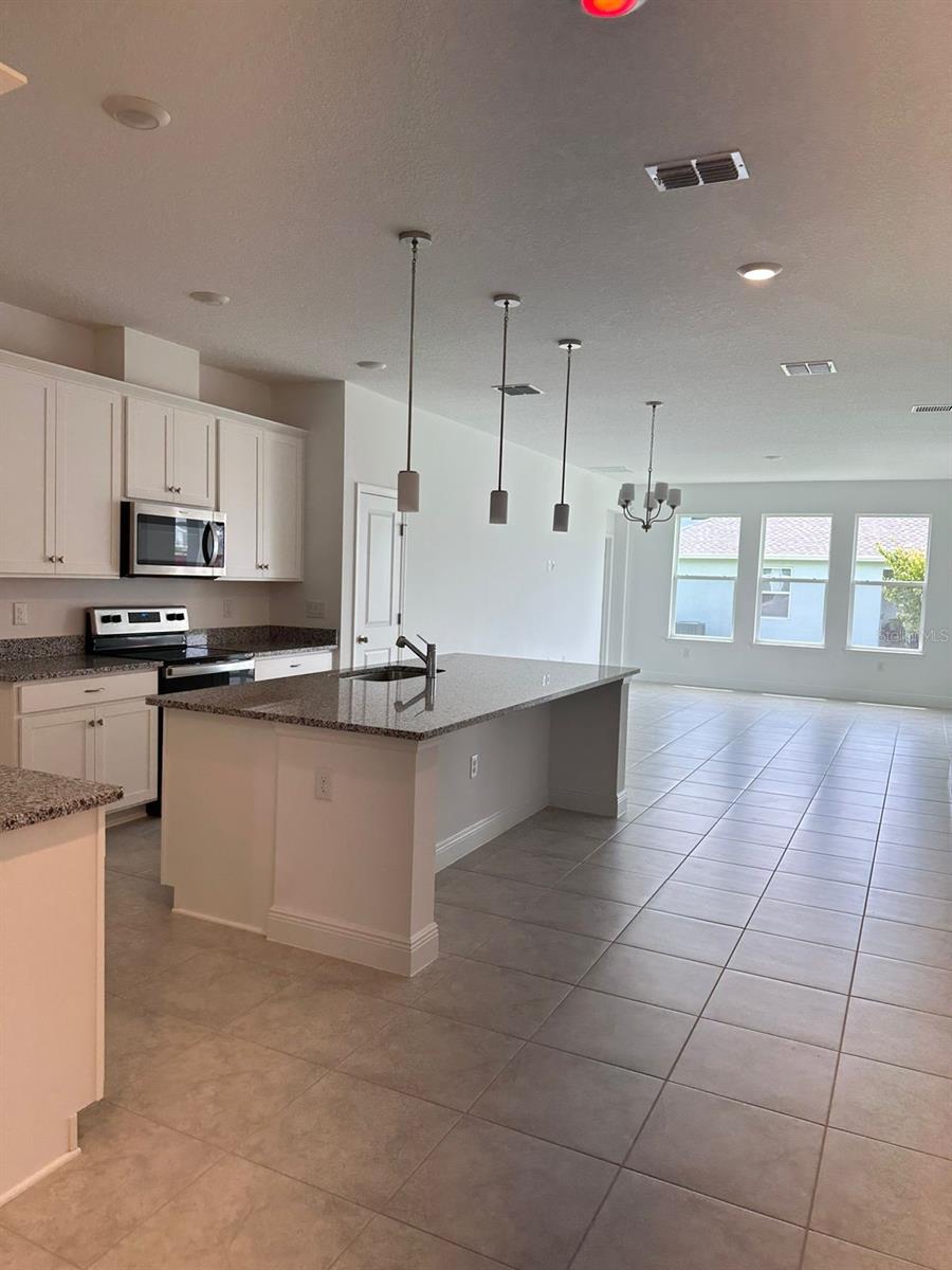 Image 8 of 42 For 19044 Blueleaf Street