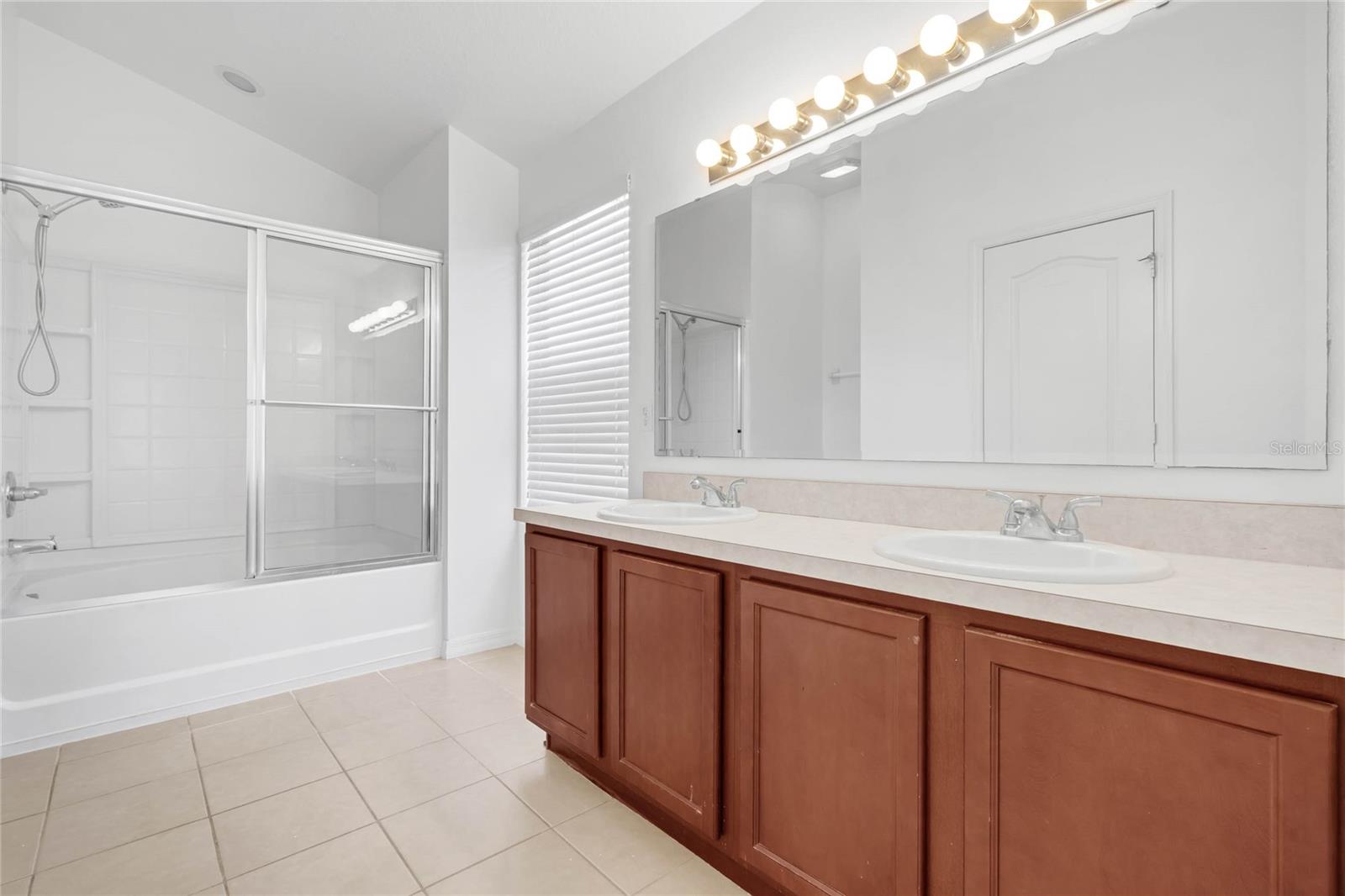 Image 23 of 37 For 10802 Eclipse Lily Way 50a