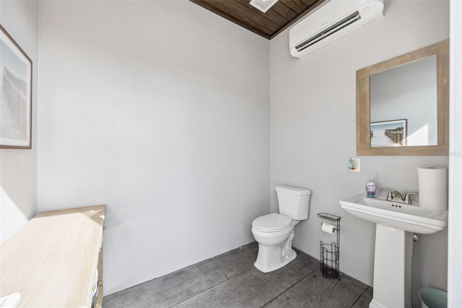 Image 37 of 55 For 2070 Blackfoot Trail