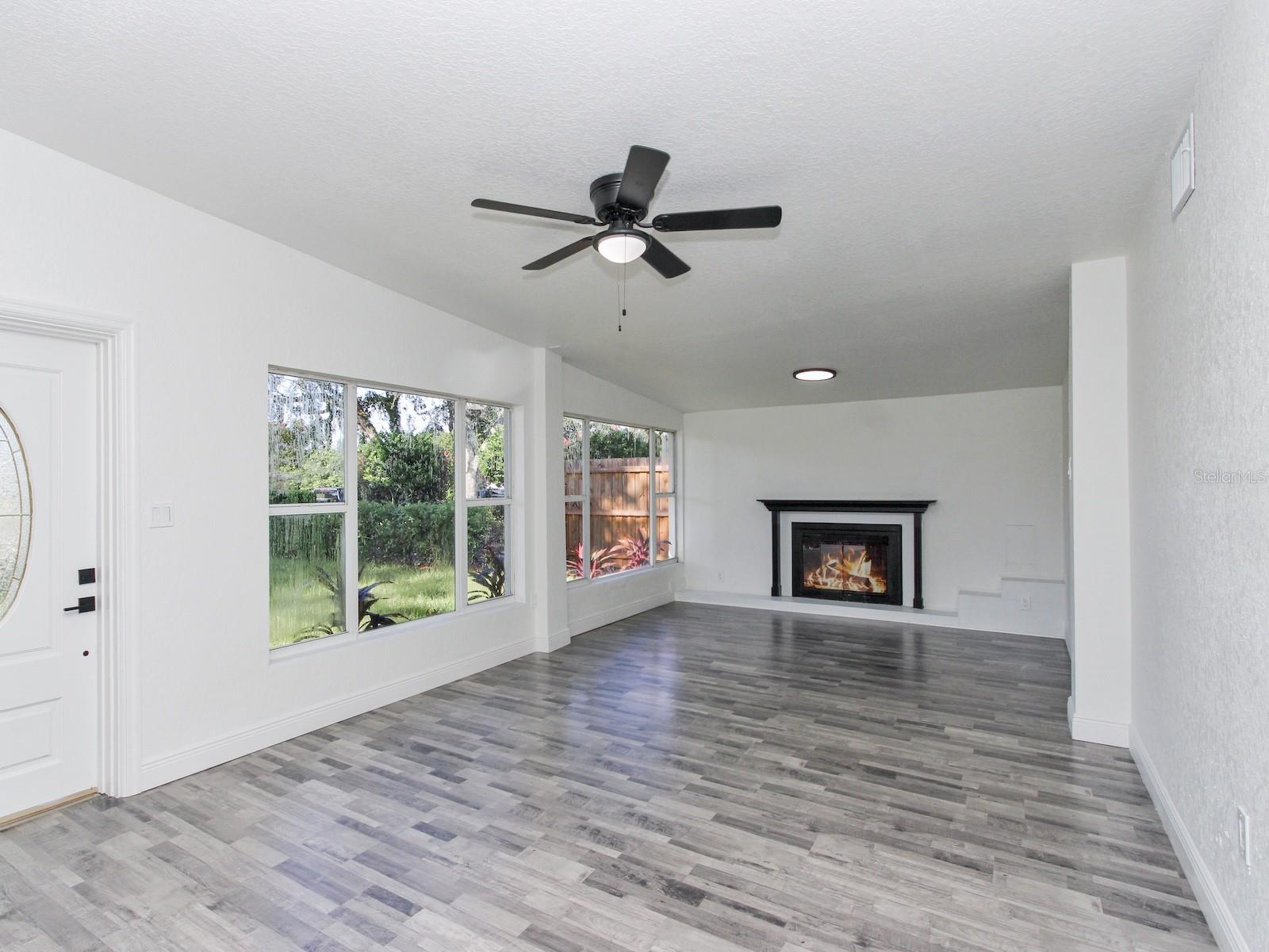 Image 16 of 44 For 913 Buckwood Drive