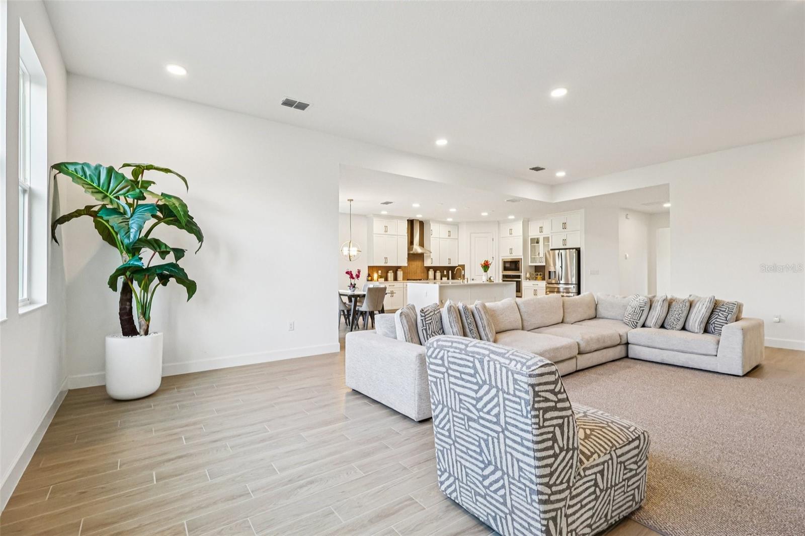 Listing photo id 8 for 710 Creeping Fig Street