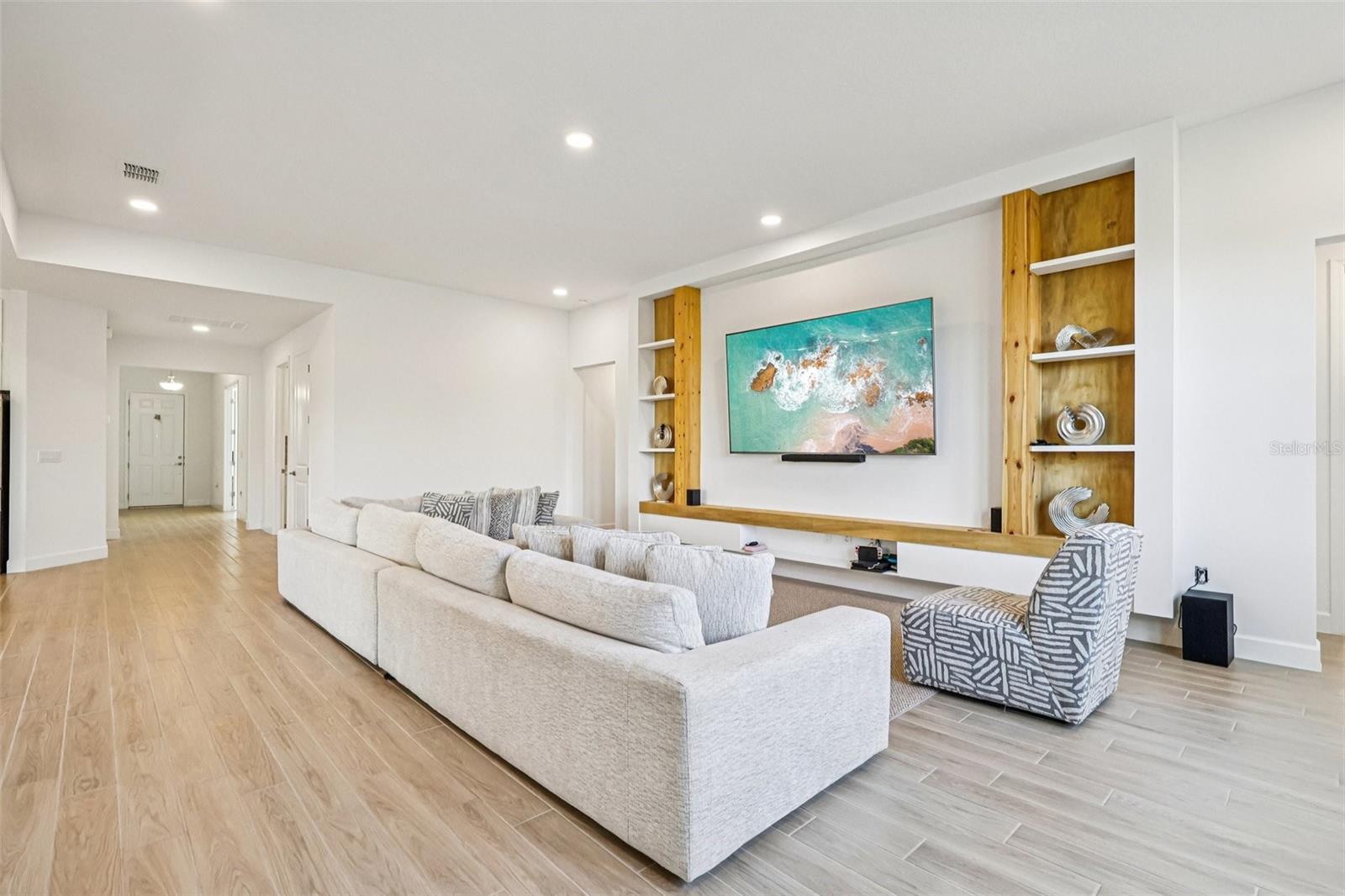 Listing photo id 9 for 710 Creeping Fig Street