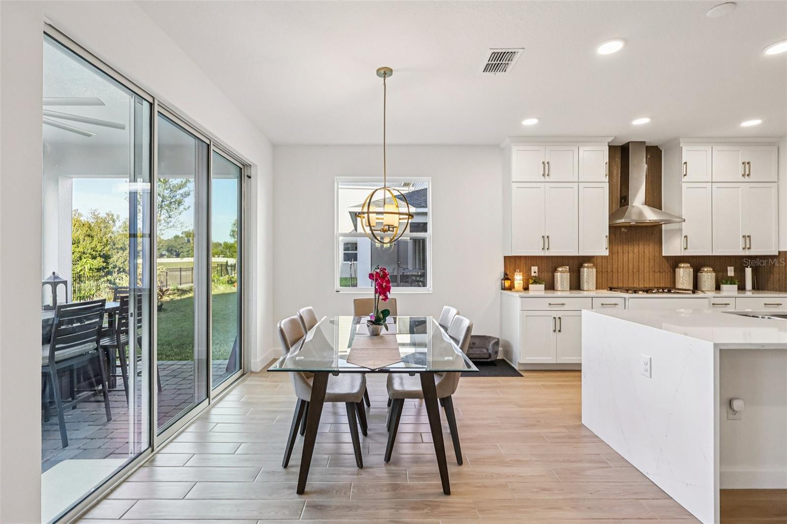 Listing photo id 10 for 710 Creeping Fig Street