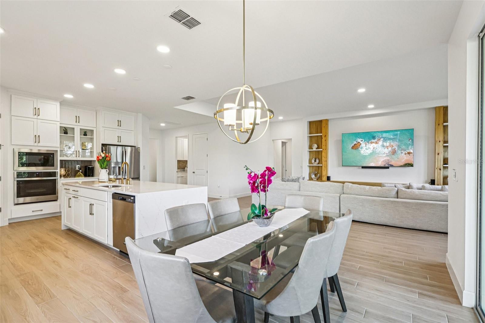 Listing photo id 11 for 710 Creeping Fig Street