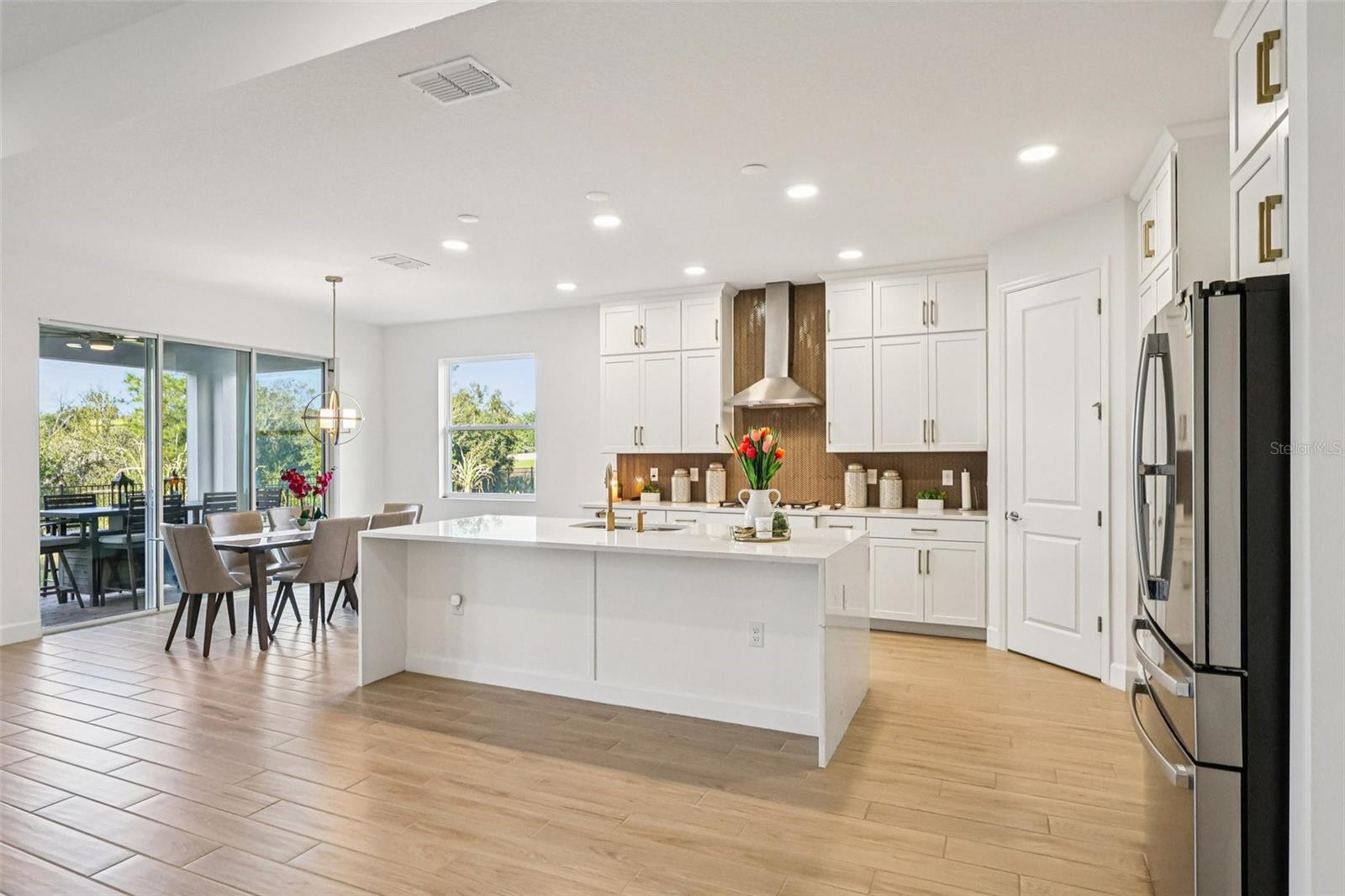 Listing photo id 13 for 710 Creeping Fig Street