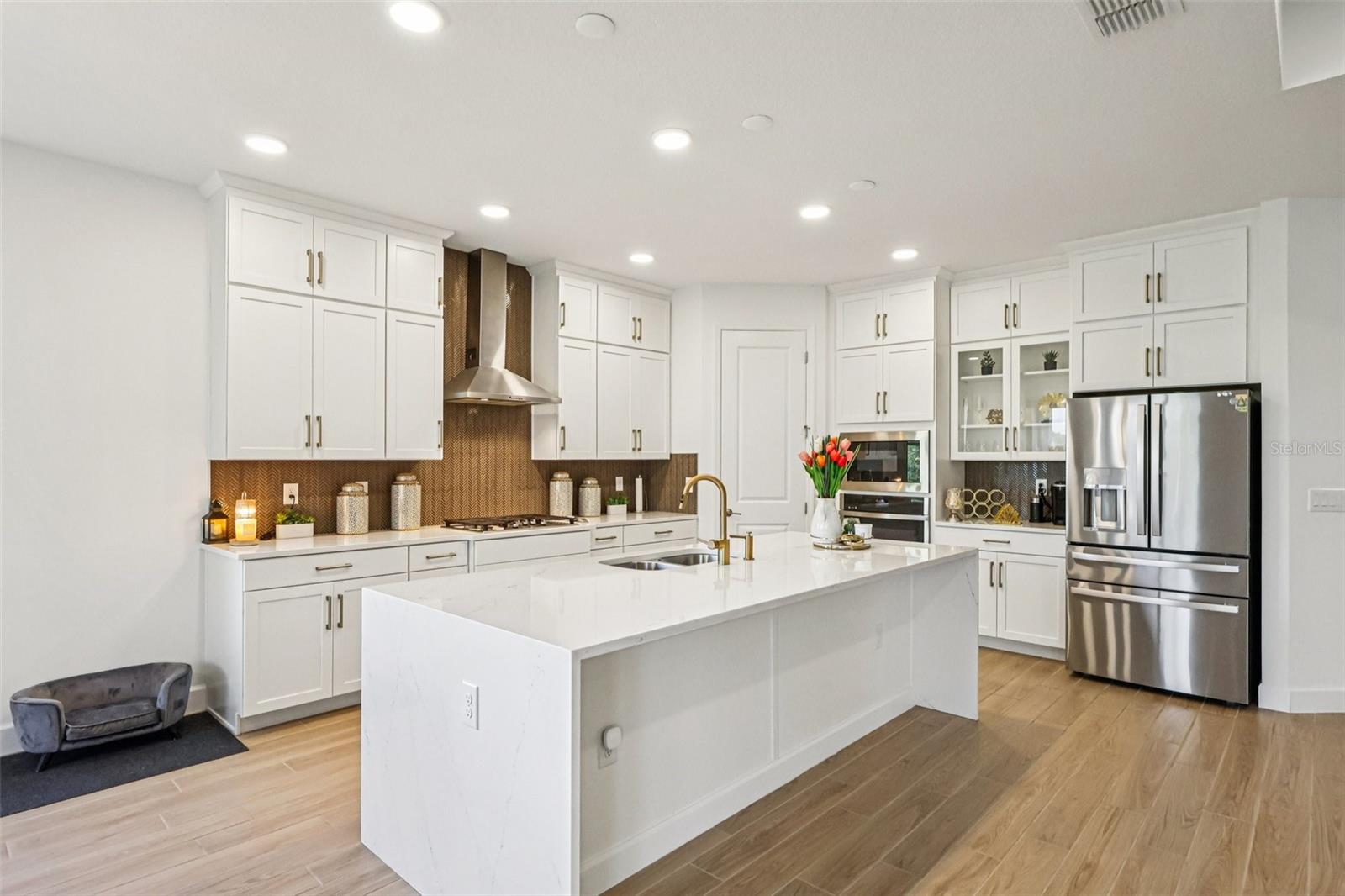 Listing photo id 14 for 710 Creeping Fig Street