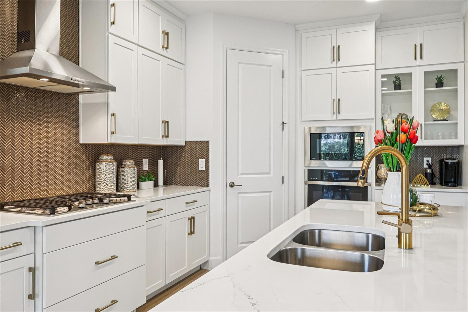 Listing photo id 16 for 710 Creeping Fig Street