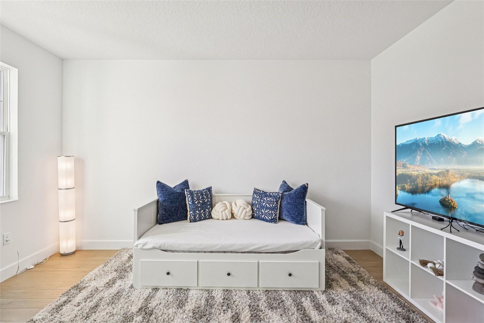 Listing photo id 18 for 710 Creeping Fig Street