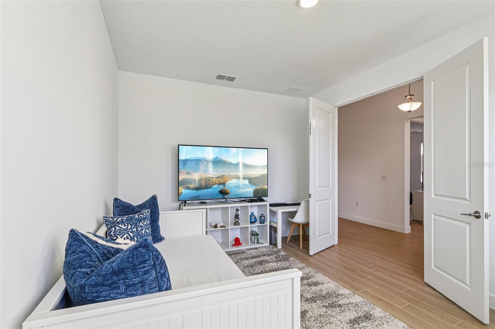 Listing photo id 19 for 710 Creeping Fig Street