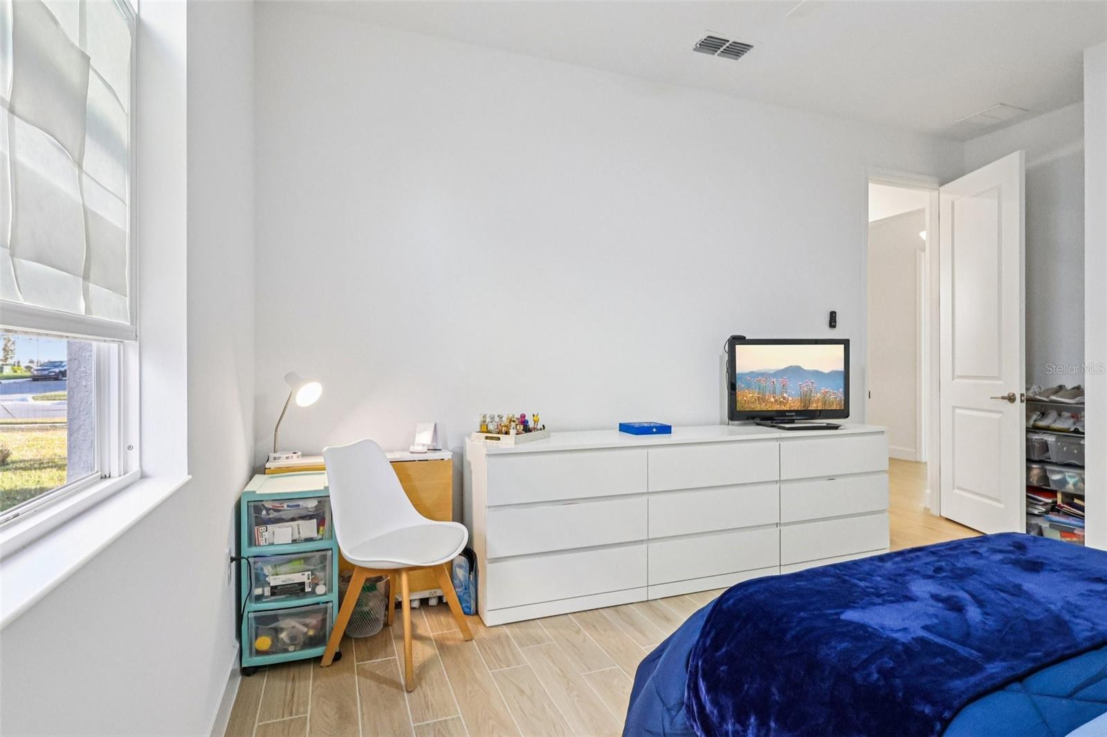 Listing photo id 24 for 710 Creeping Fig Street