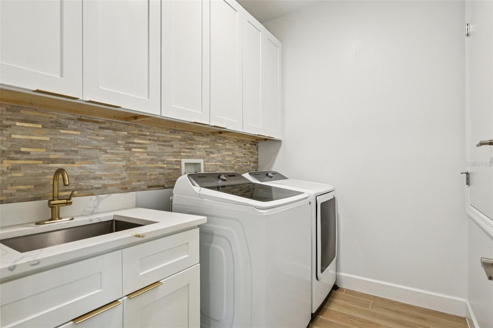 Listing photo id 25 for 710 Creeping Fig Street