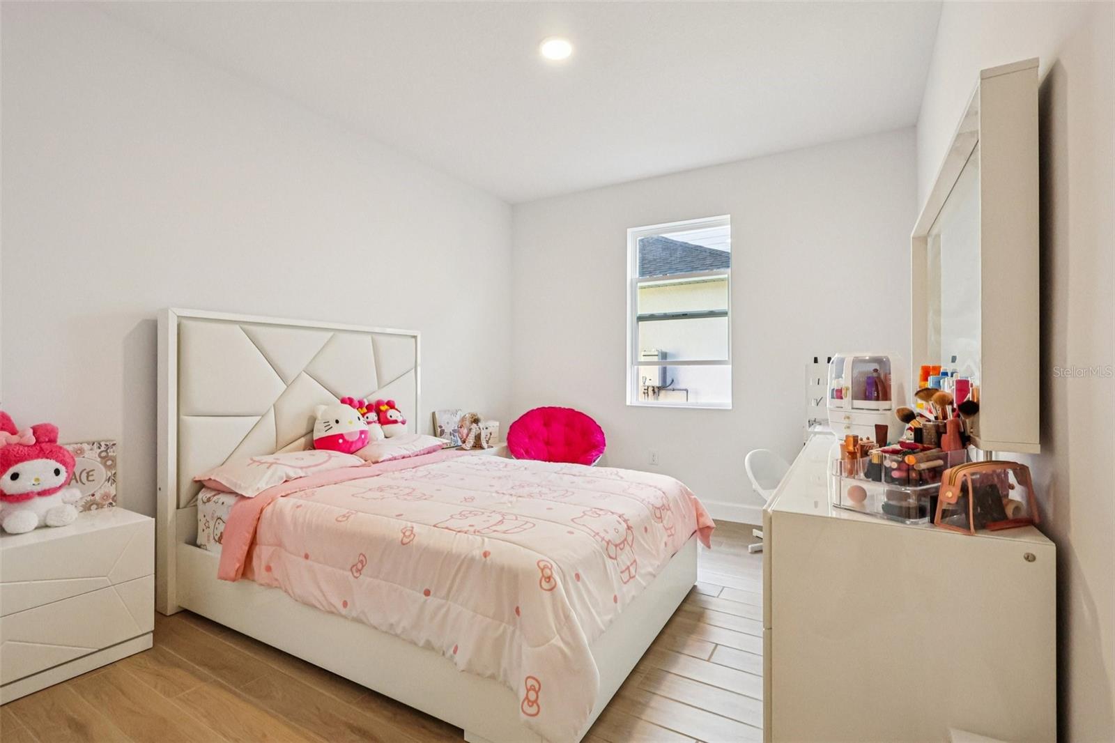 Listing photo id 27 for 710 Creeping Fig Street