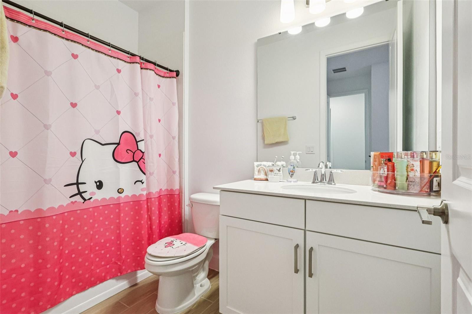 Listing photo id 29 for 710 Creeping Fig Street