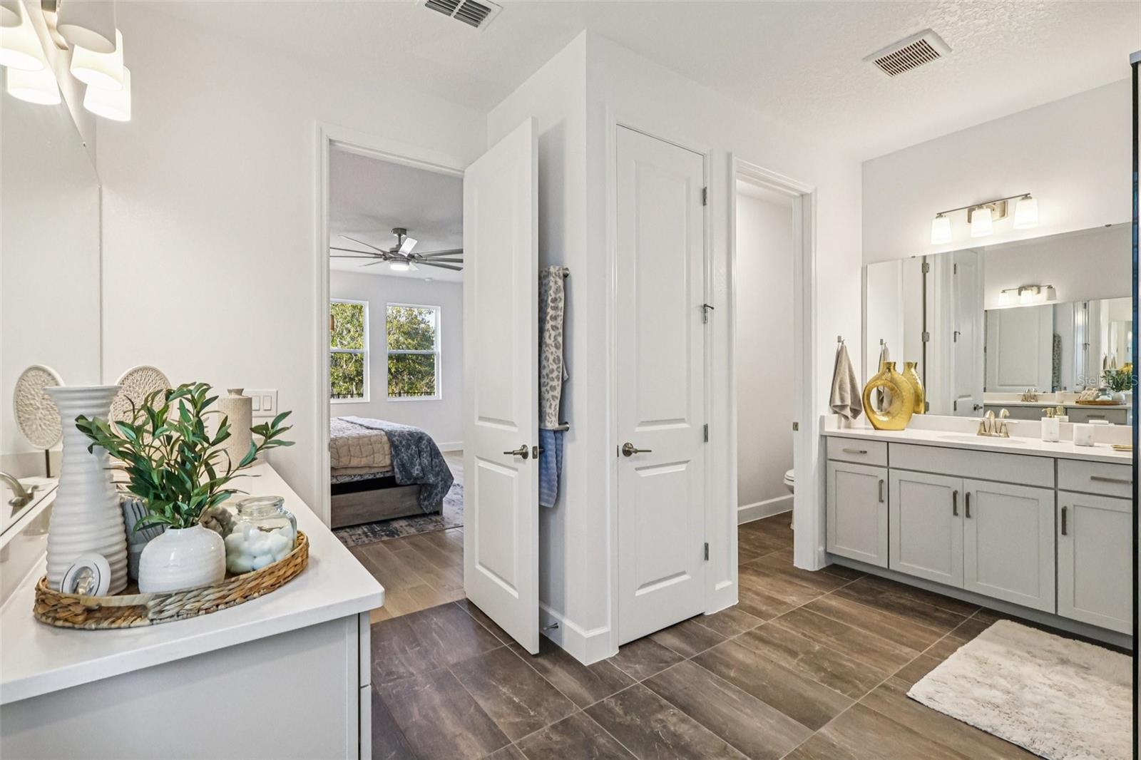 Listing photo id 34 for 710 Creeping Fig Street