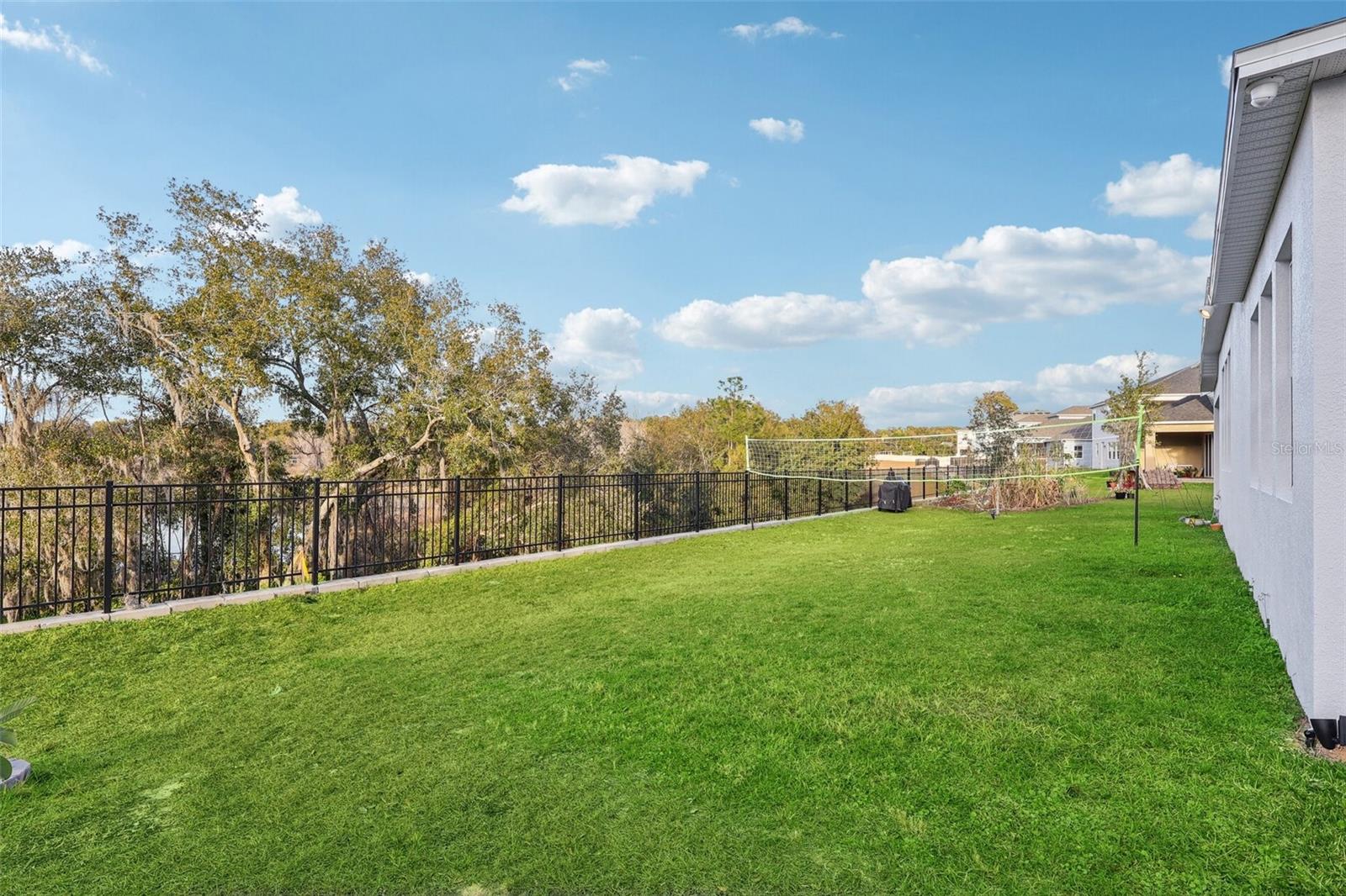 Listing photo id 37 for 710 Creeping Fig Street