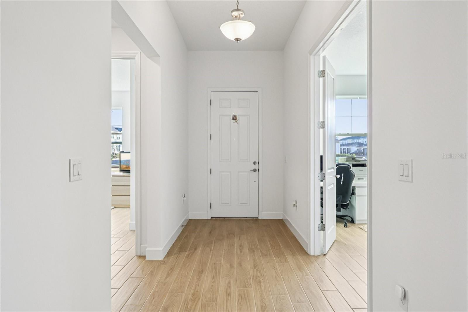 Listing photo id 5 for 710 Creeping Fig Street