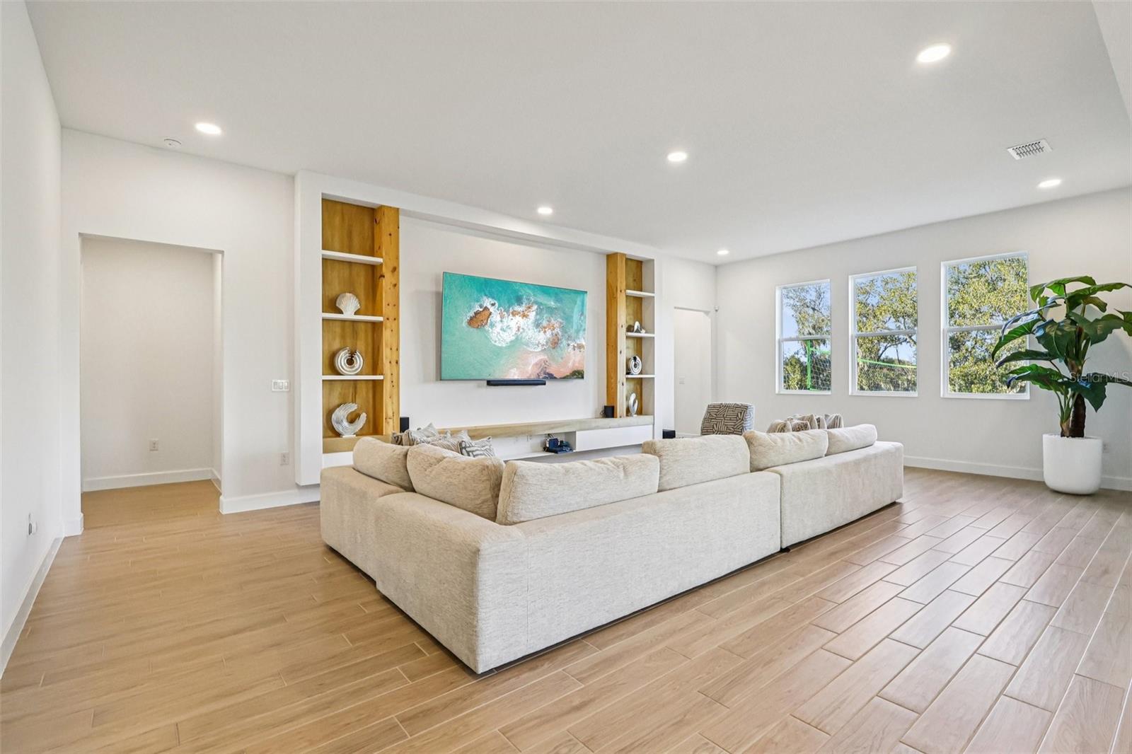 Listing photo id 6 for 710 Creeping Fig Street