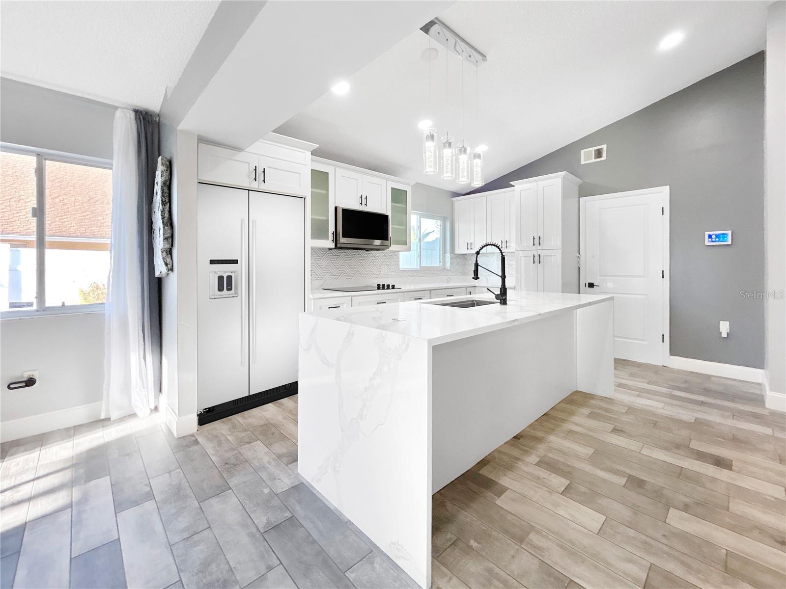 Listing photo id 8 for 2605 Hawthorne Lane