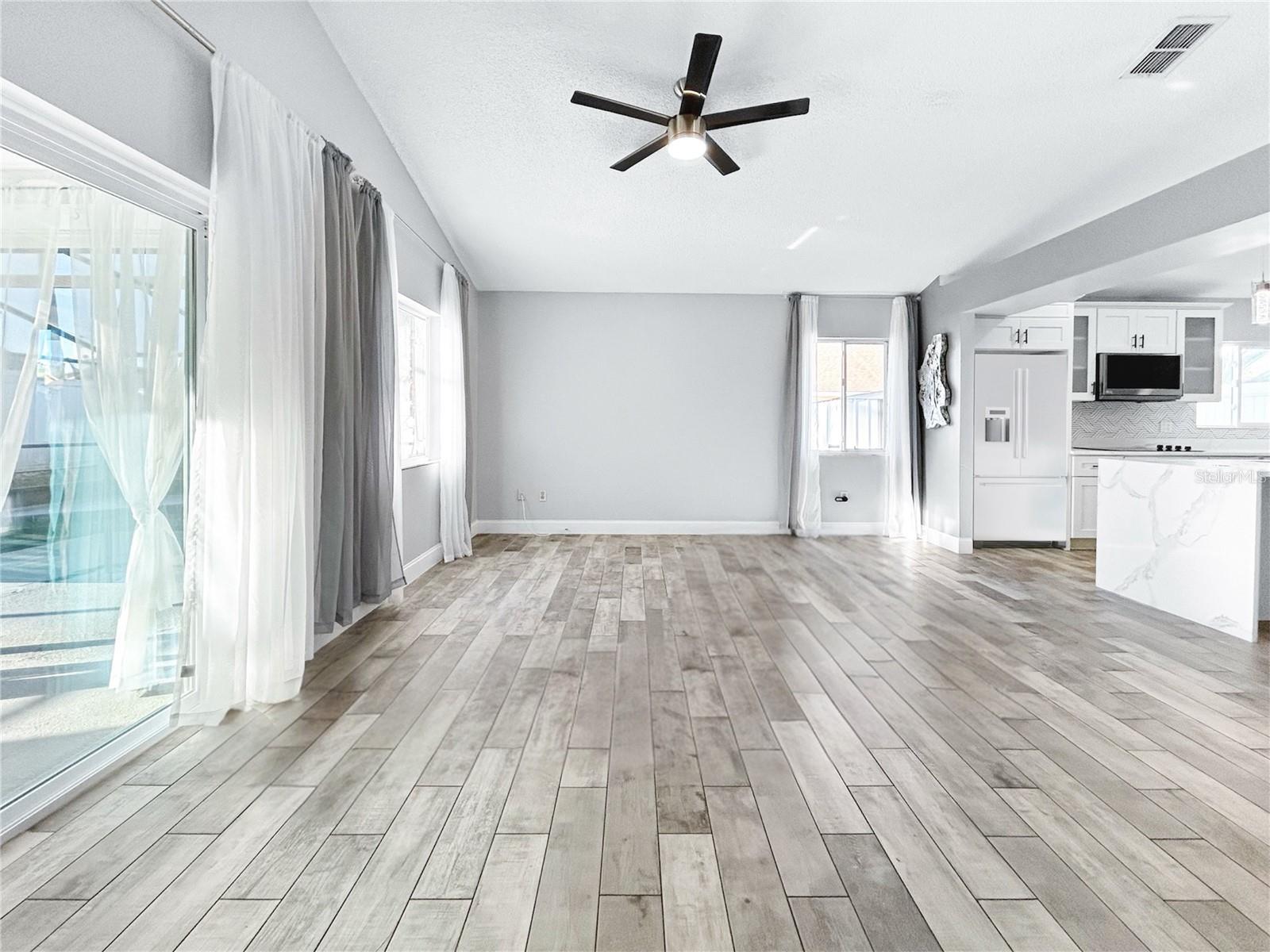 Listing photo id 10 for 2605 Hawthorne Lane