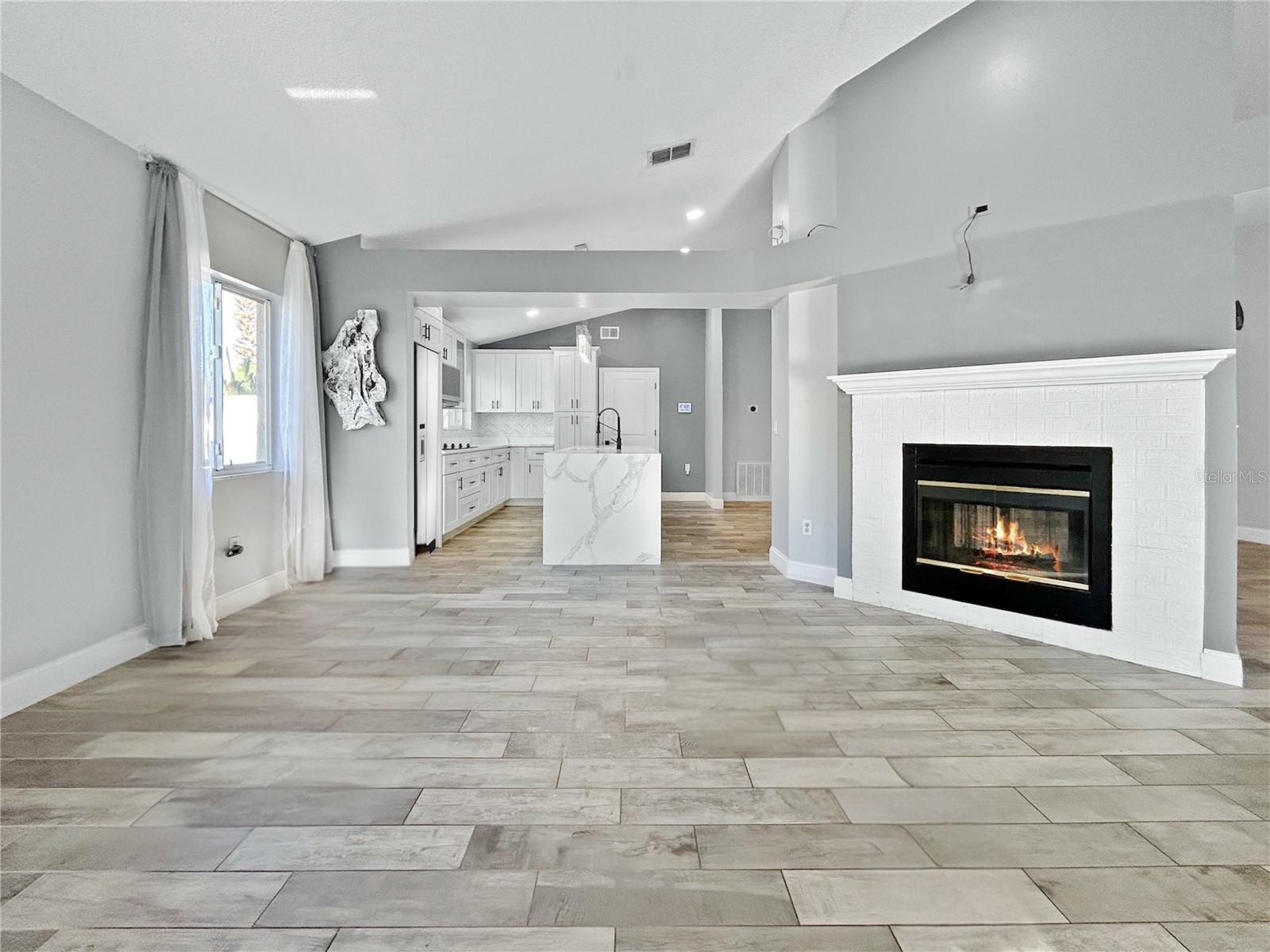 Listing photo id 11 for 2605 Hawthorne Lane