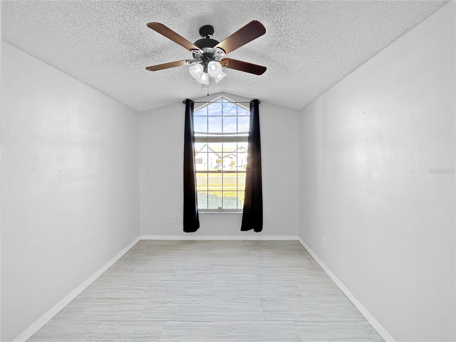 Listing photo id 13 for 2605 Hawthorne Lane