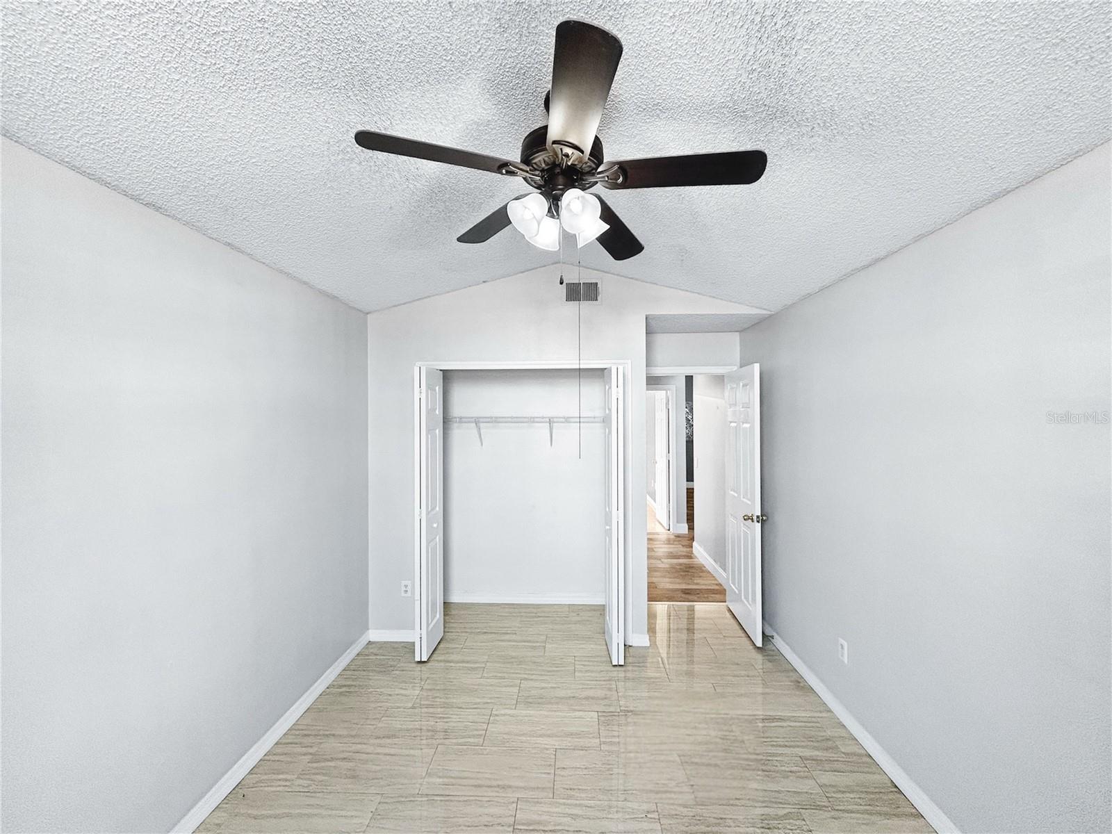 Listing photo id 15 for 2605 Hawthorne Lane