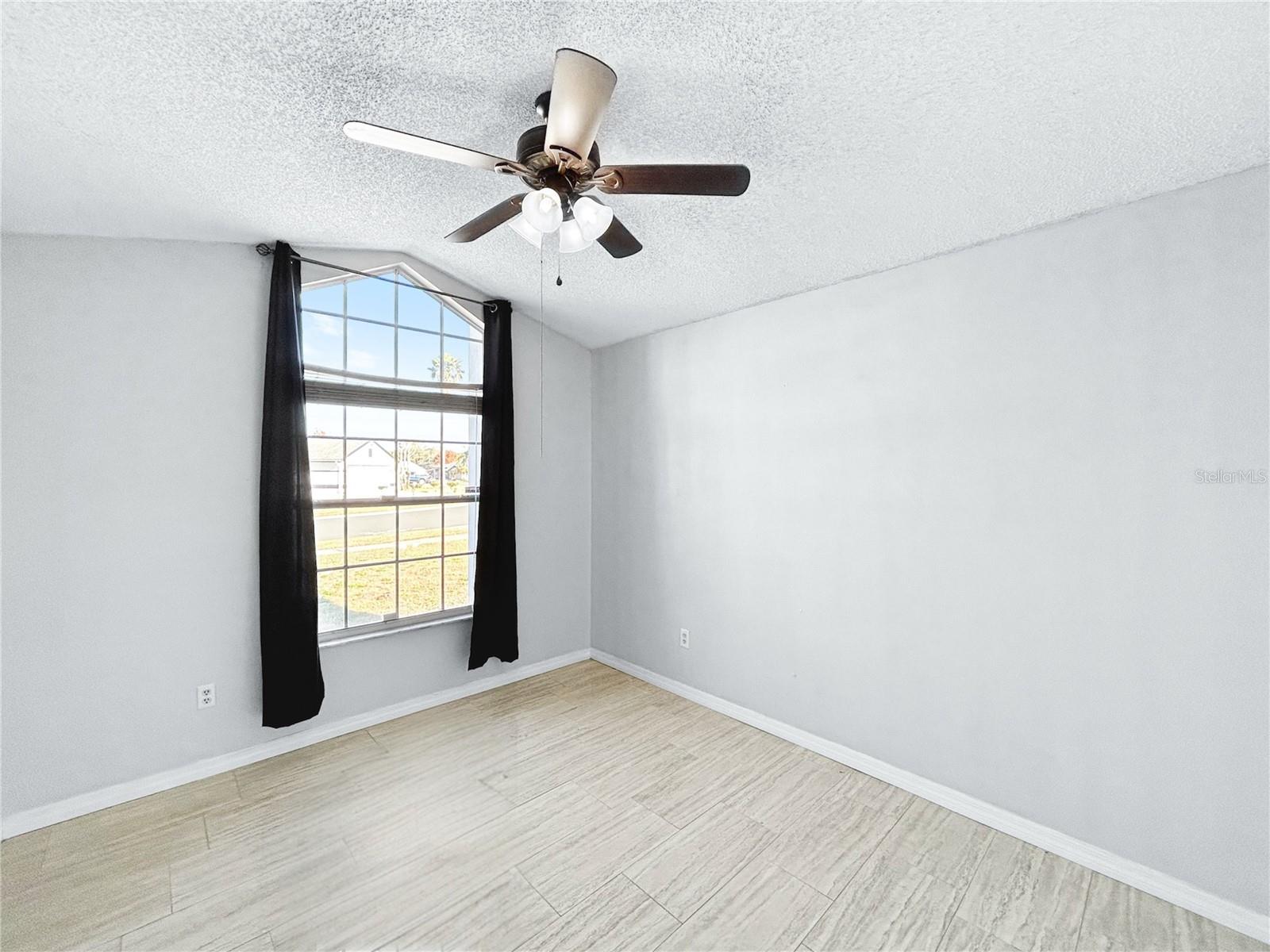 Listing photo id 16 for 2605 Hawthorne Lane