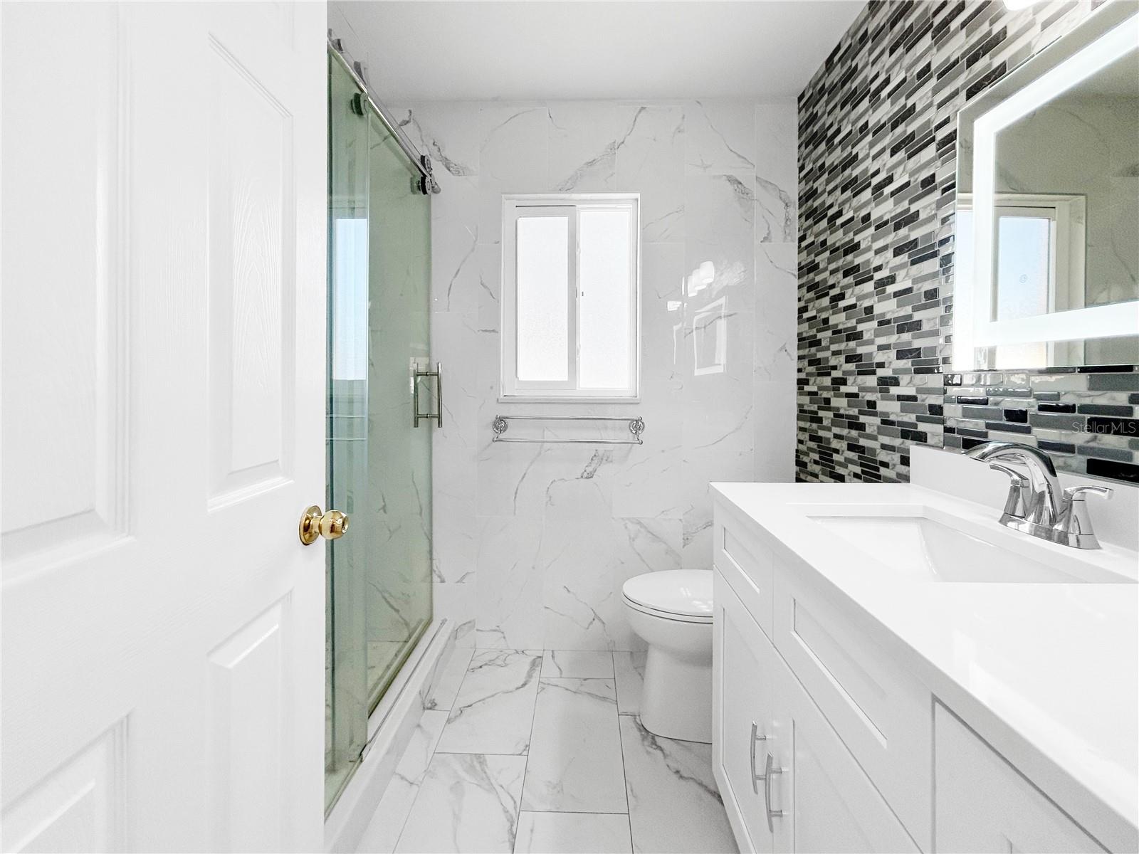 Listing photo id 17 for 2605 Hawthorne Lane