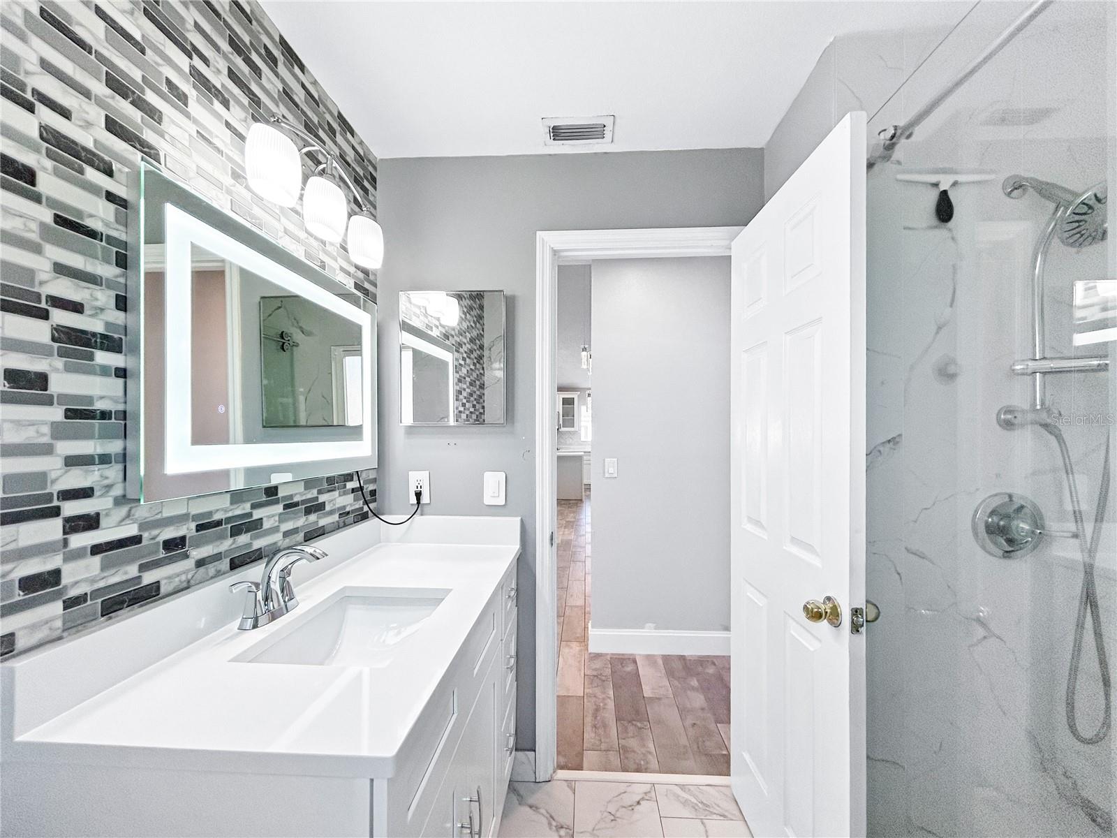 Listing photo id 18 for 2605 Hawthorne Lane