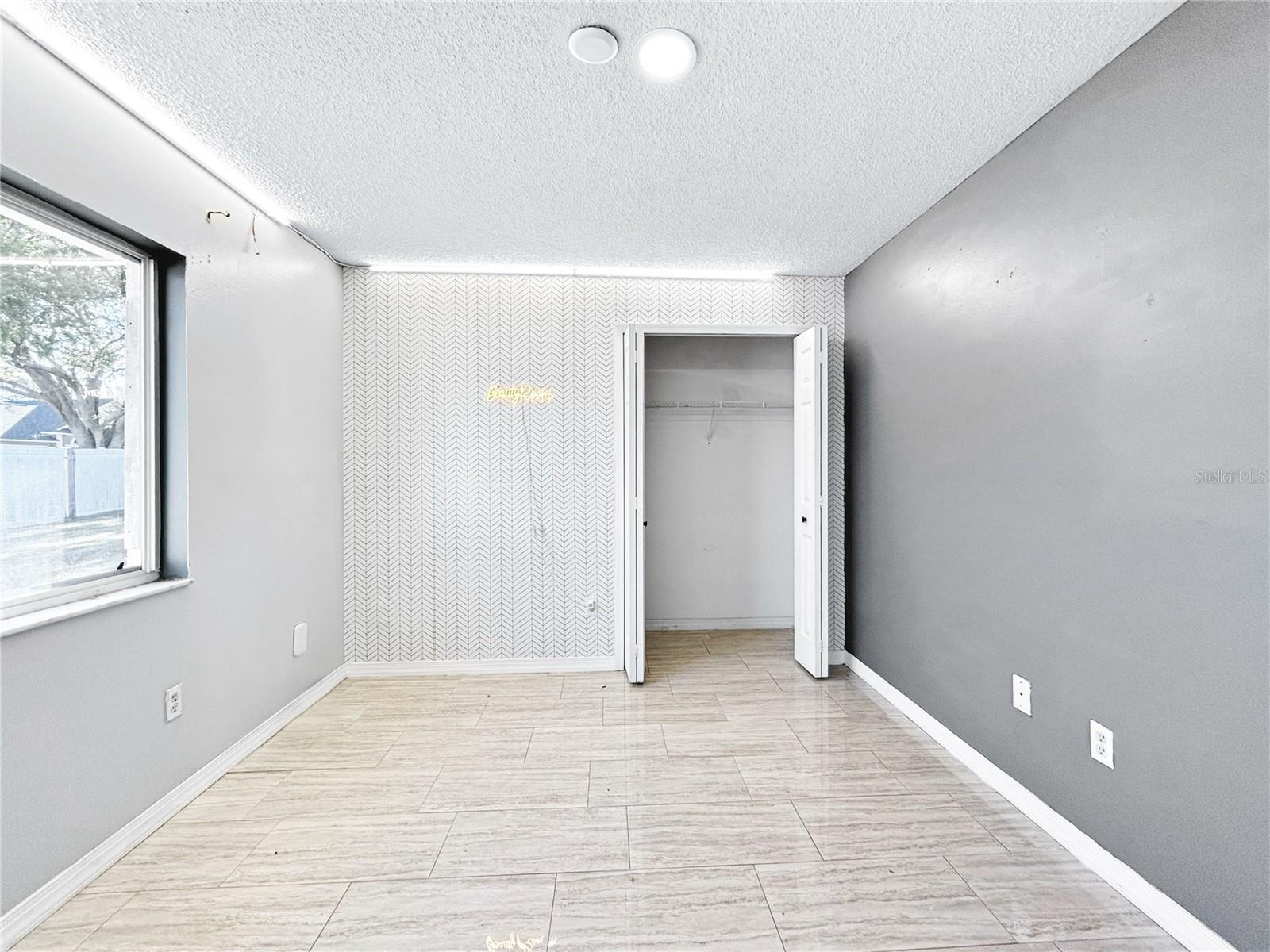 Listing photo id 22 for 2605 Hawthorne Lane