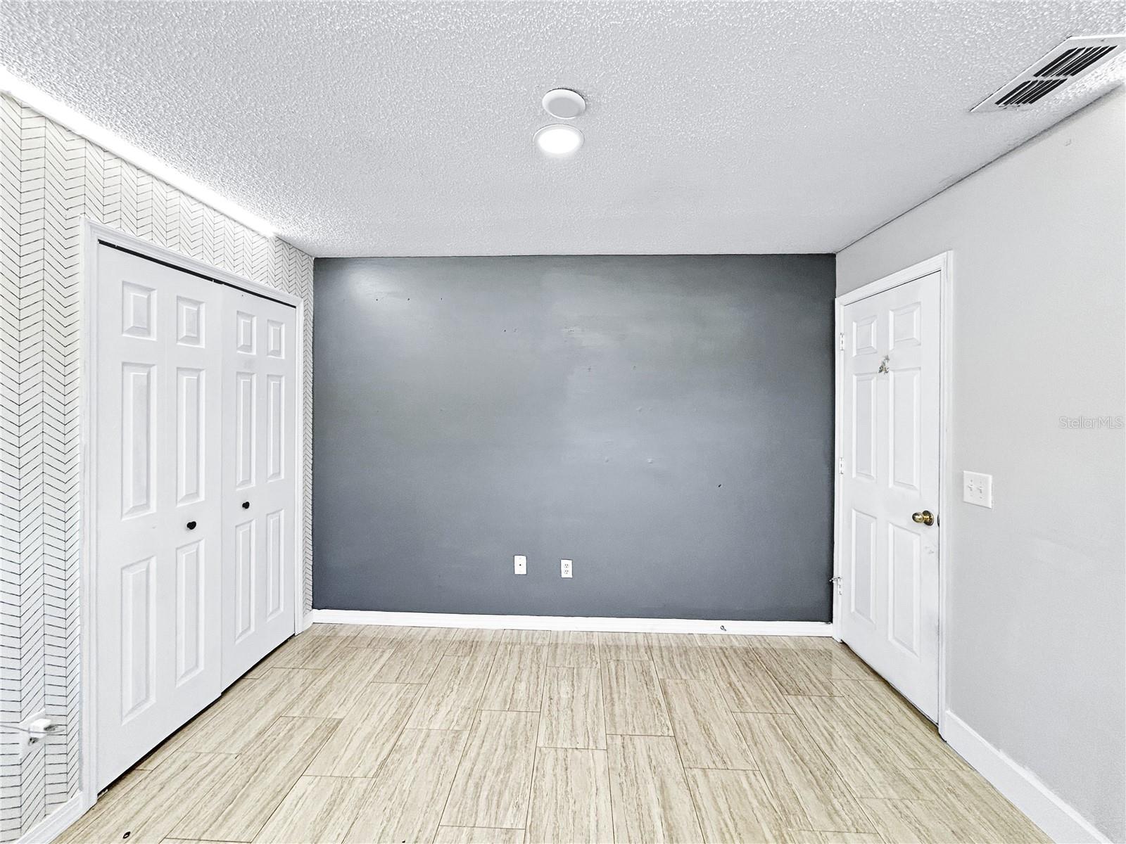 Listing photo id 23 for 2605 Hawthorne Lane