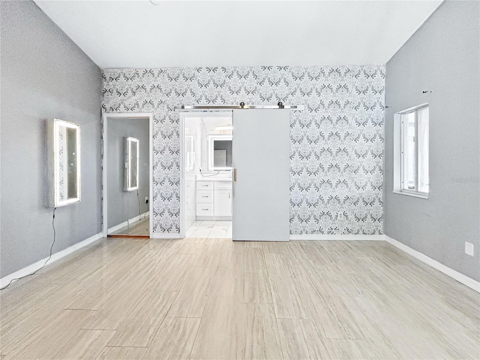 Listing photo id 25 for 2605 Hawthorne Lane