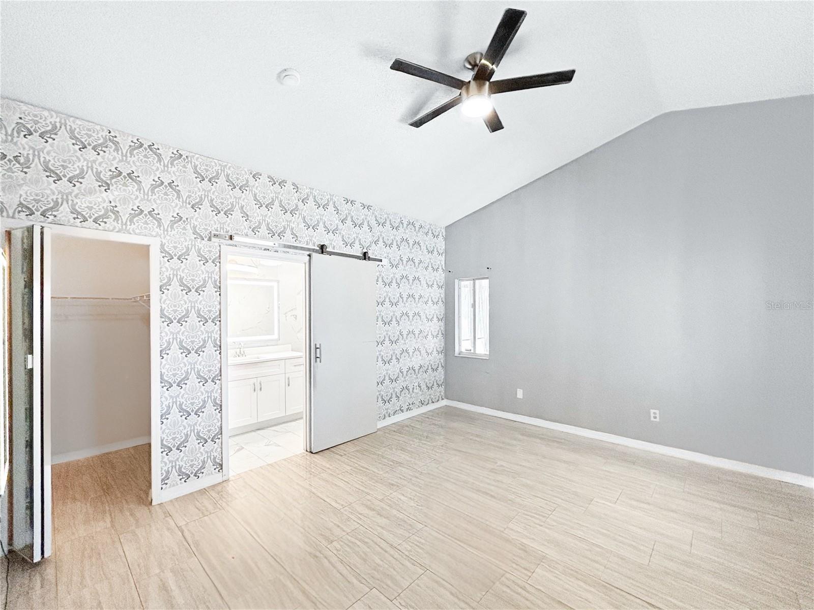 Listing photo id 26 for 2605 Hawthorne Lane