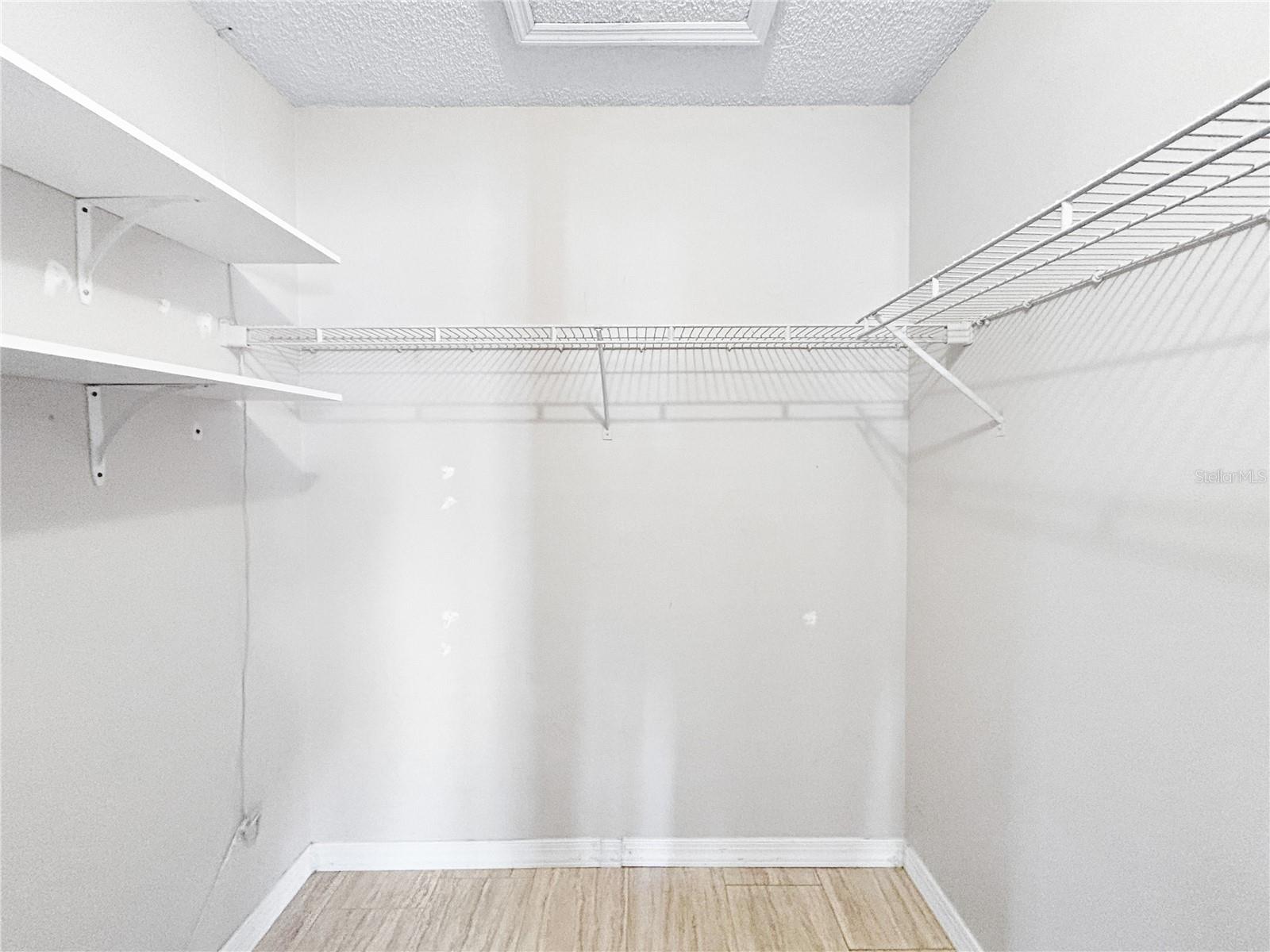 Listing photo id 27 for 2605 Hawthorne Lane