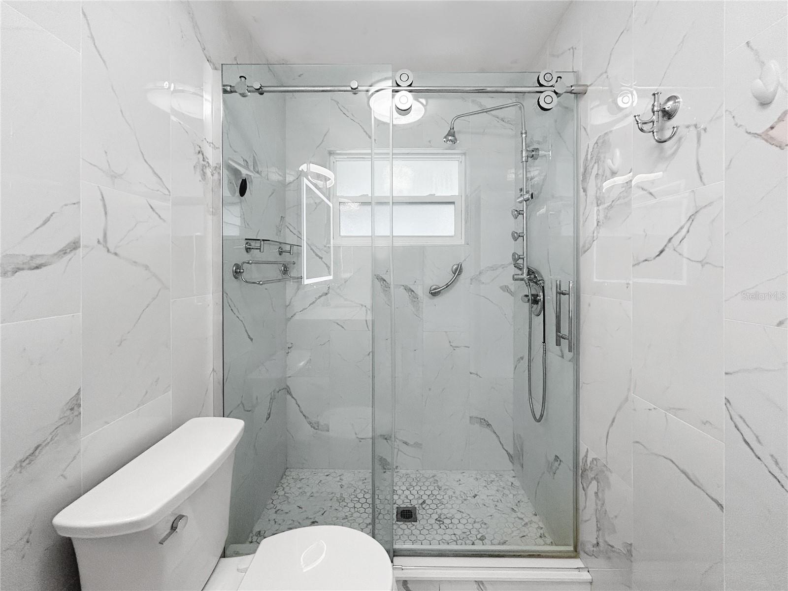 Listing photo id 29 for 2605 Hawthorne Lane