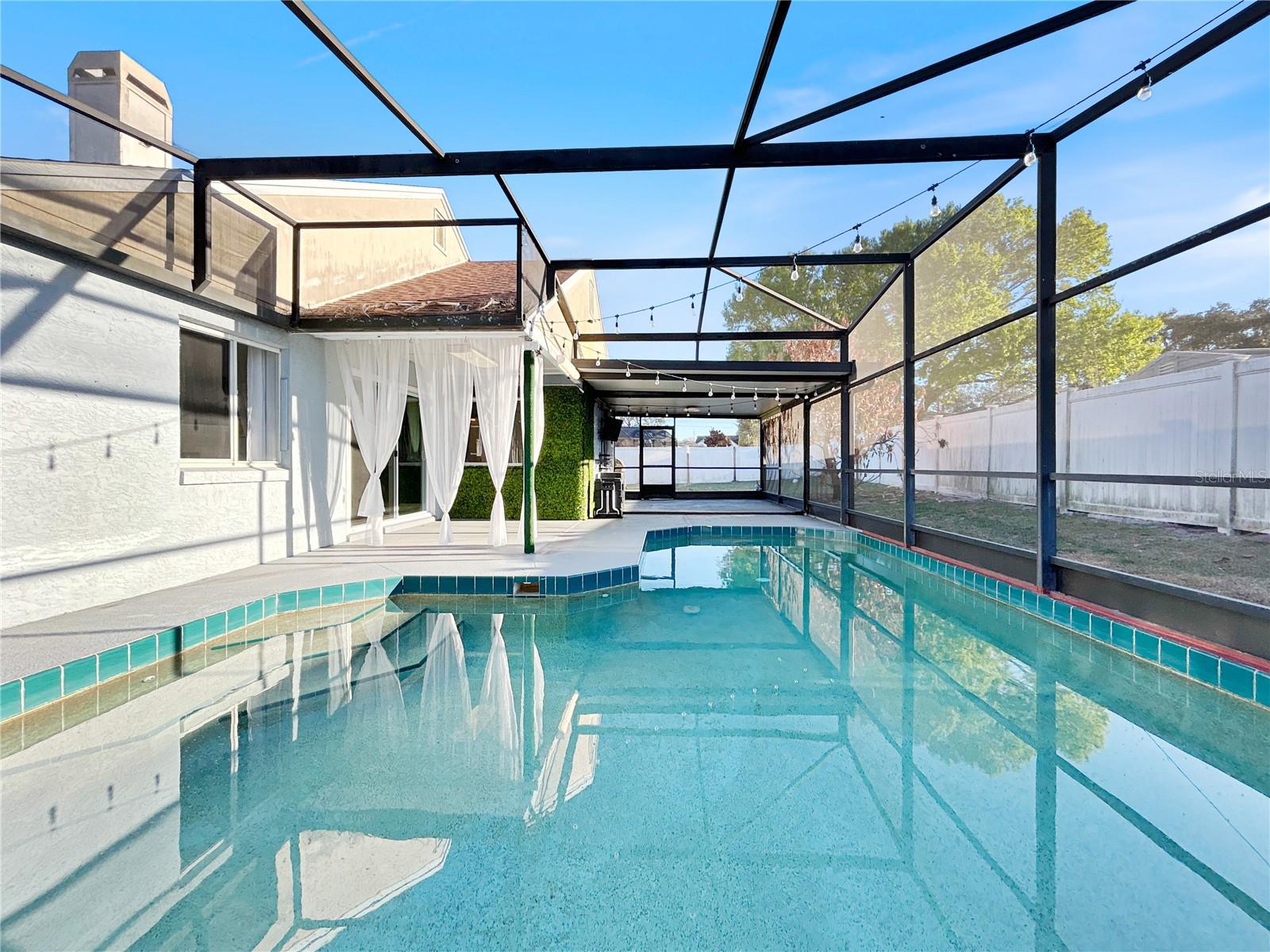 Listing photo id 31 for 2605 Hawthorne Lane