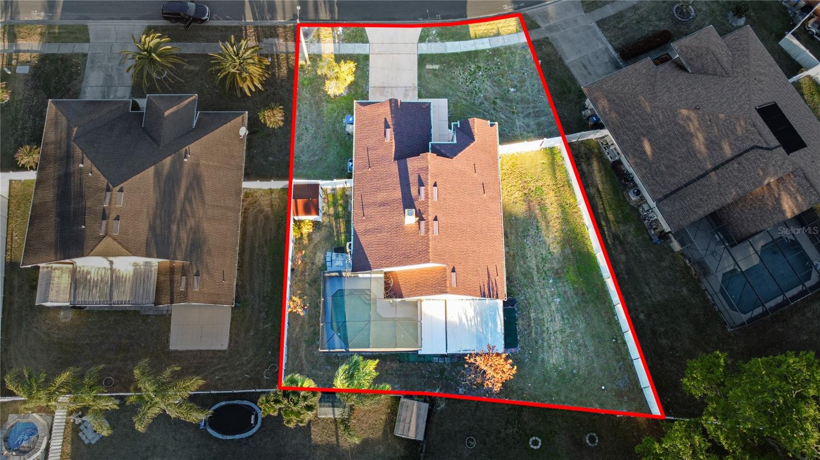 Listing photo id 33 for 2605 Hawthorne Lane