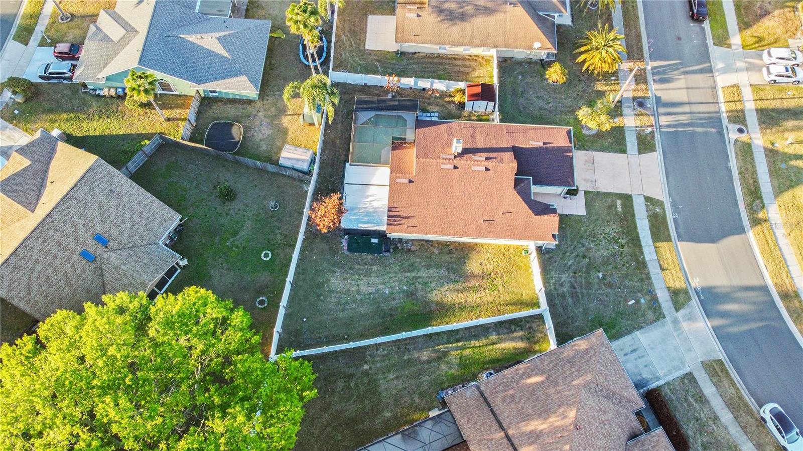 Listing photo id 35 for 2605 Hawthorne Lane