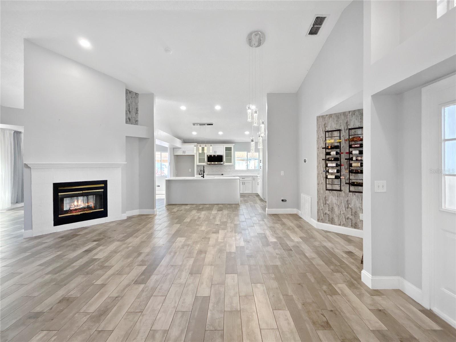 Listing photo id 2 for 2605 Hawthorne Lane