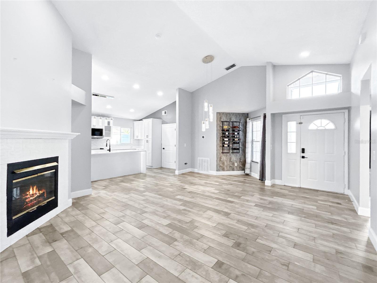 Listing photo id 3 for 2605 Hawthorne Lane