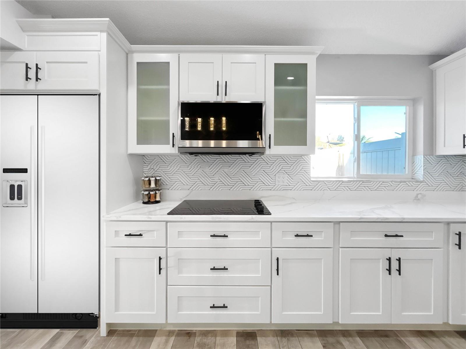 Listing photo id 5 for 2605 Hawthorne Lane