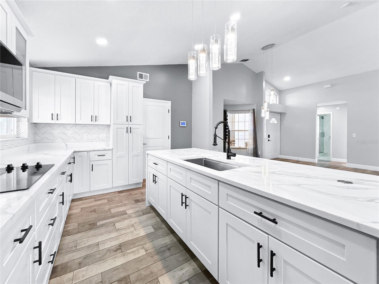 Listing photo id 6 for 2605 Hawthorne Lane