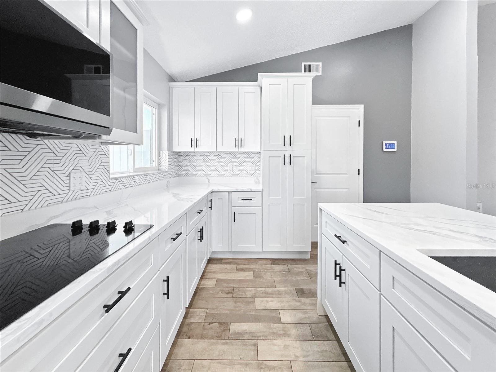 Listing photo id 7 for 2605 Hawthorne Lane