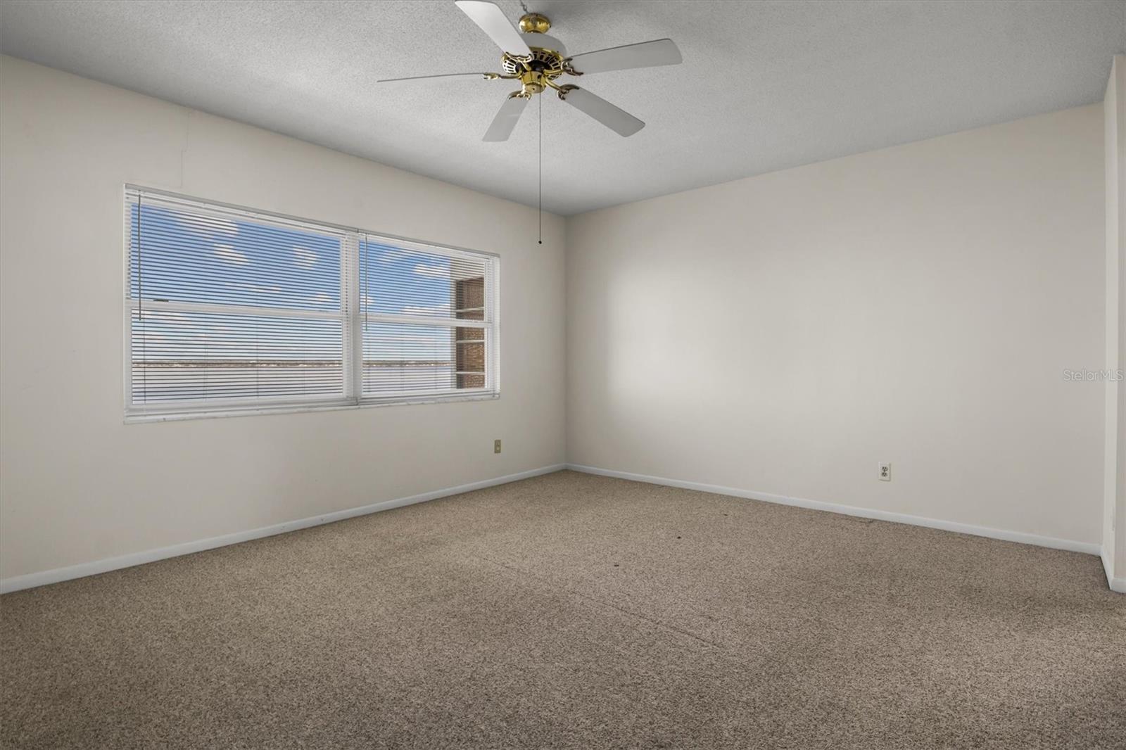 Image 14 of 31 For 2131 Lakeview Drive 904