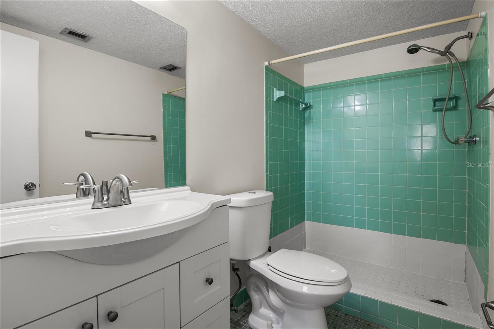 Image 16 of 31 For 2131 Lakeview Drive 904