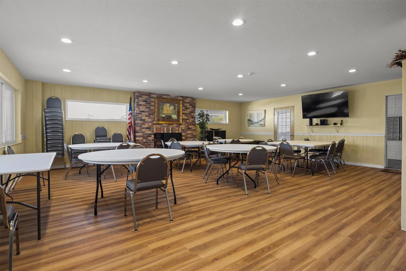 Image 23 of 31 For 2131 Lakeview Drive 904