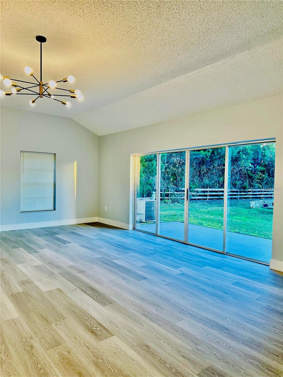 Image 9 of 33 For 1031 Universal Rest Place