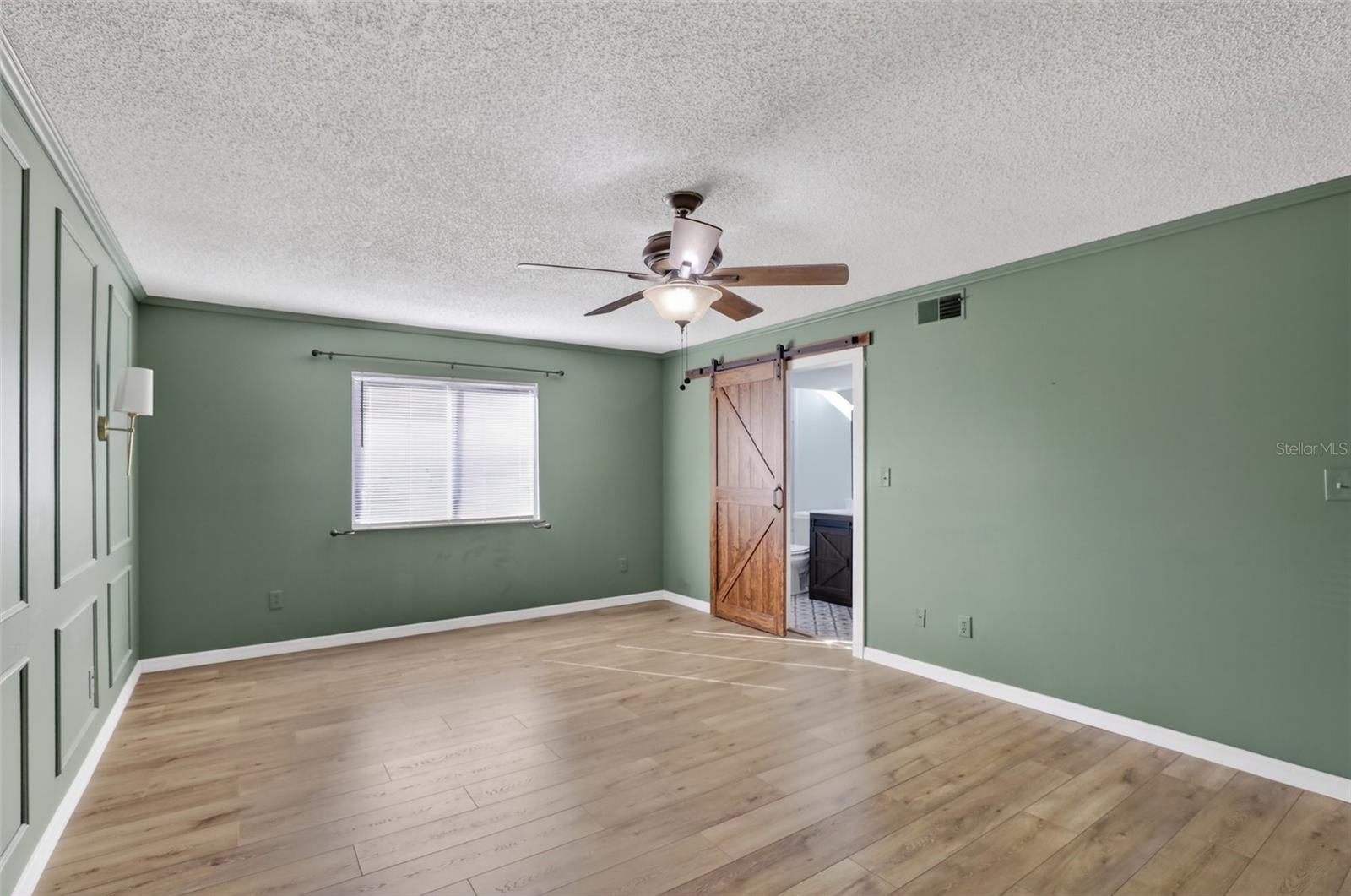 Image 11 of 39 For 1595 Shady Oak Drive